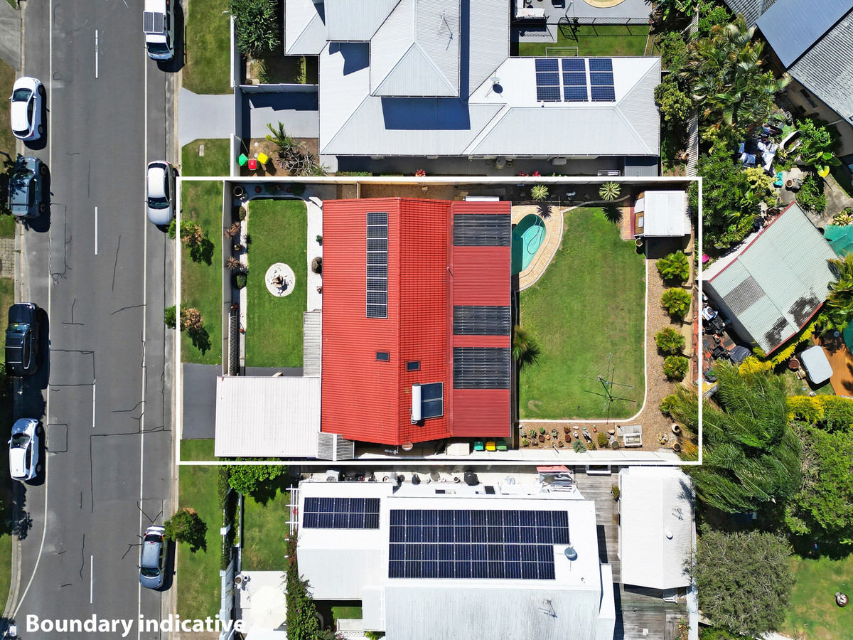 Aerial view of 15 Anthony Drive, Burleigh Waters, with the 603 square metre block outlined