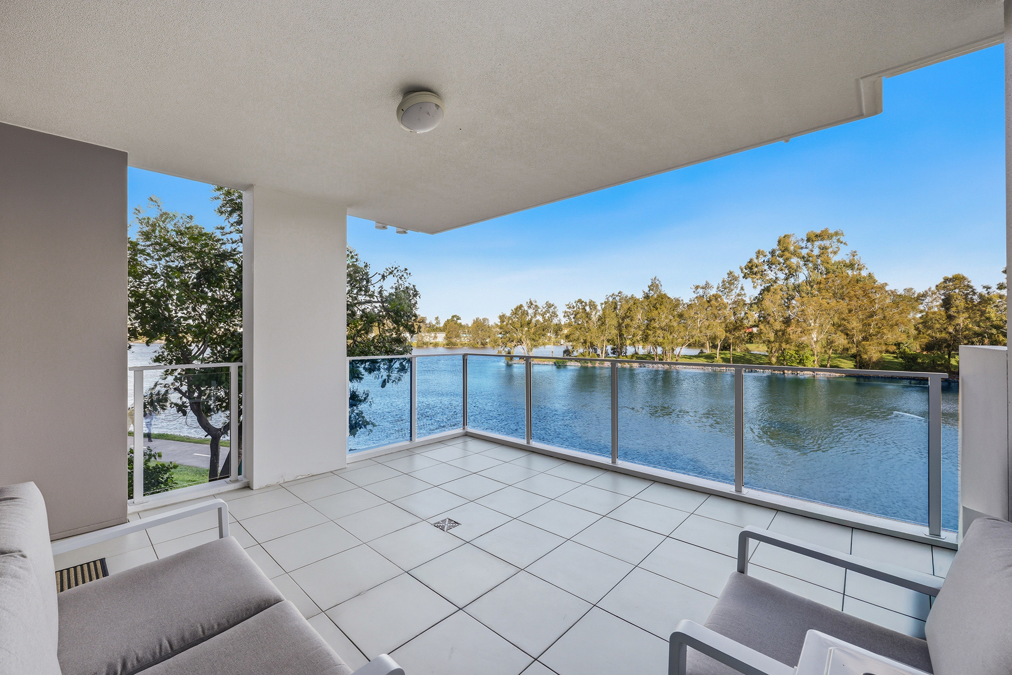 3/1 Lakefront Crescent